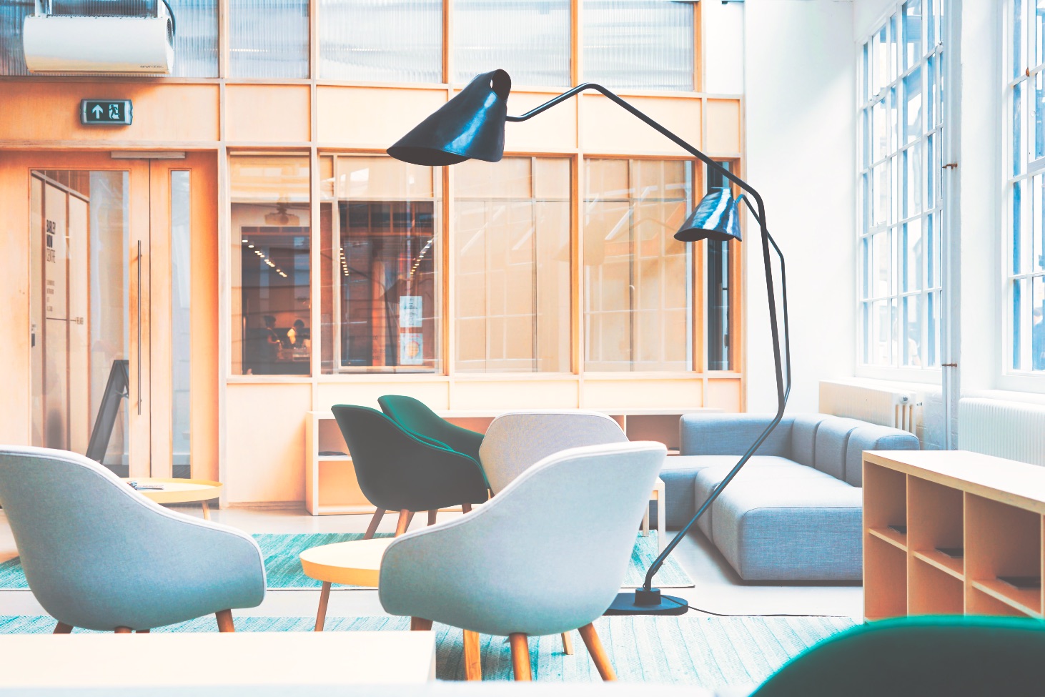 räum-mit-vielen-sesseln-und-sofa-steht-für-das-online-coaching-bereit